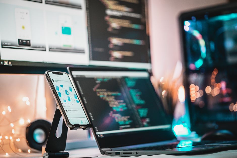 Tehnički setup s kod prikazom i pametnim telefonom