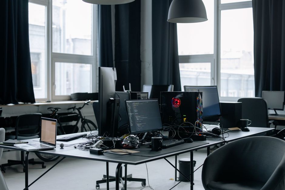 Suvremeni radni prostor s računalima i coding zaslonima