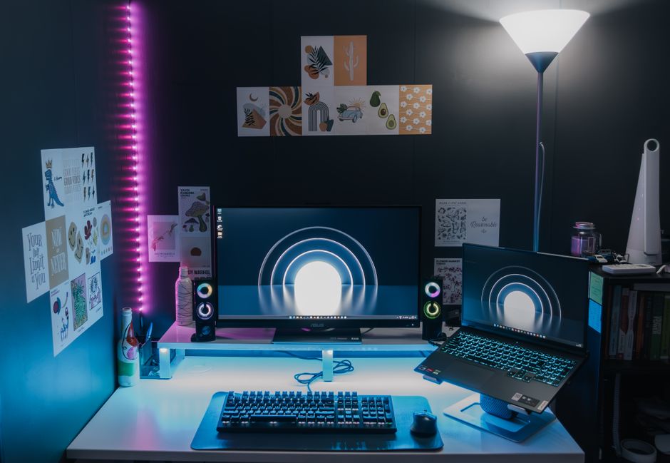 Gaming postavka s dva monitora i LED rasvjetom