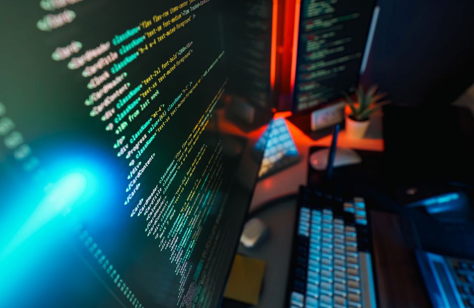 Futuristički radni prostor s prikazom programskog koda