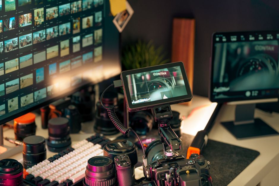 Visokotehnološki studio s monitorima i opremom za obradu