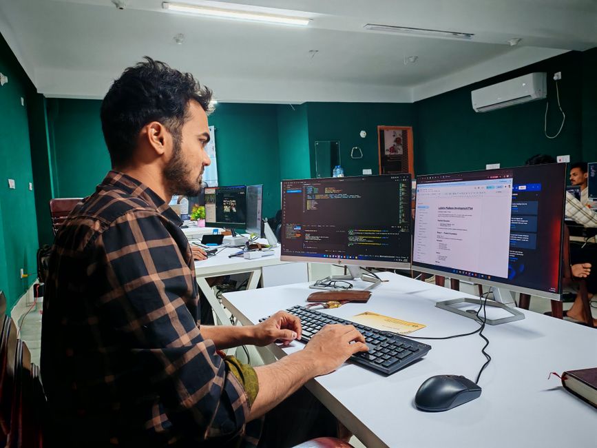 Programer razvija softver na dva monitora