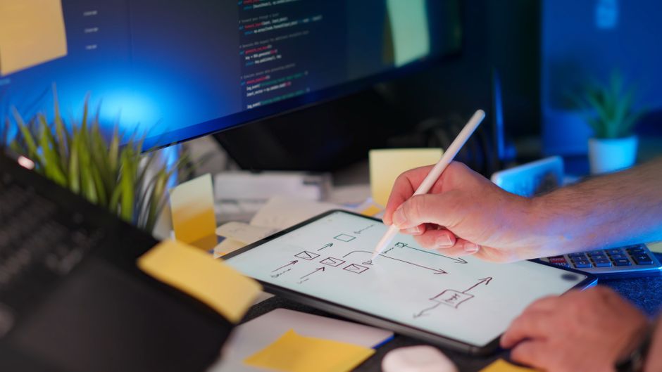 Tehnički radni prostor s prikazom cloud infrastrukture