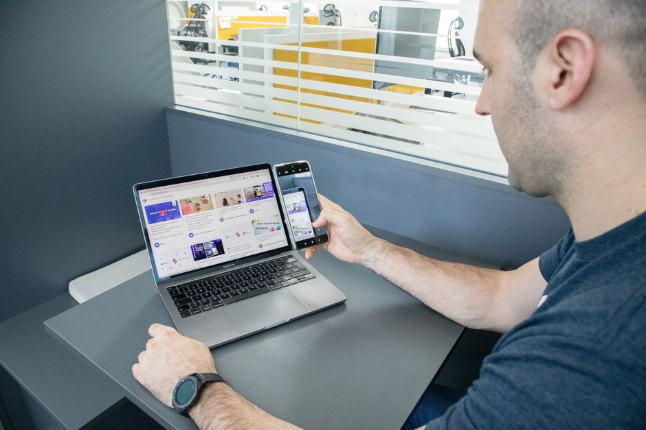 Tehnička podrška korisnicima s laptopom i pametnim telefonom