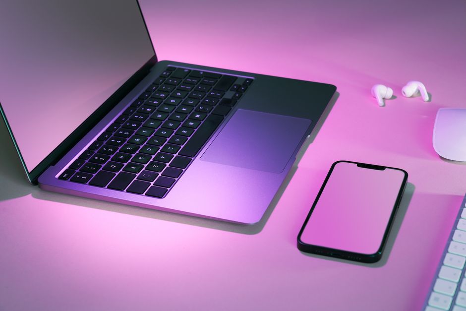 Tech workspace pod ružičastim svjetlom