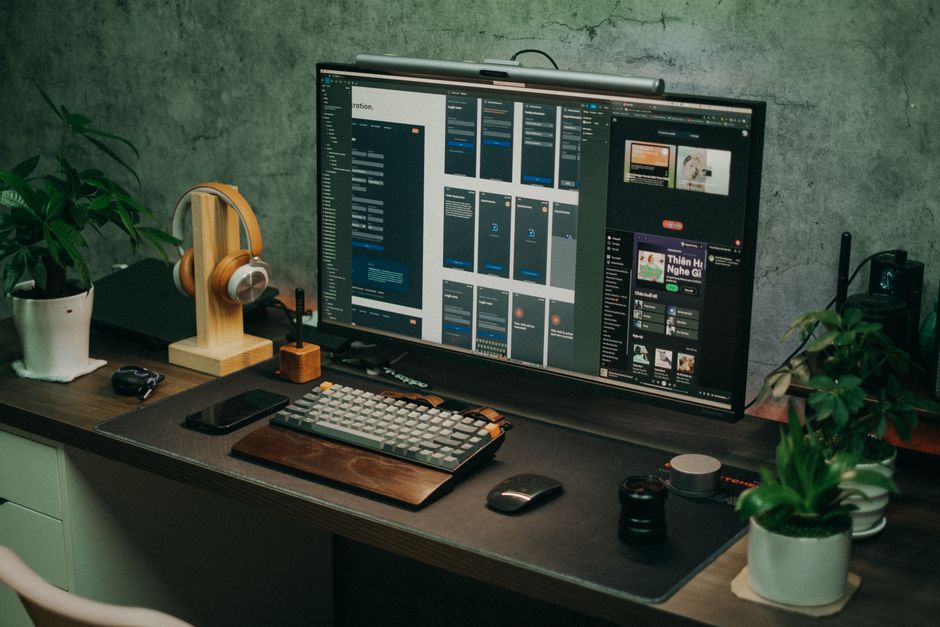 Sleek home office s velikim monitorom i biljkama