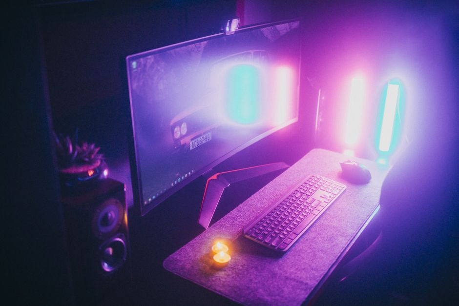 Gaming desk s neonskim svjetlima